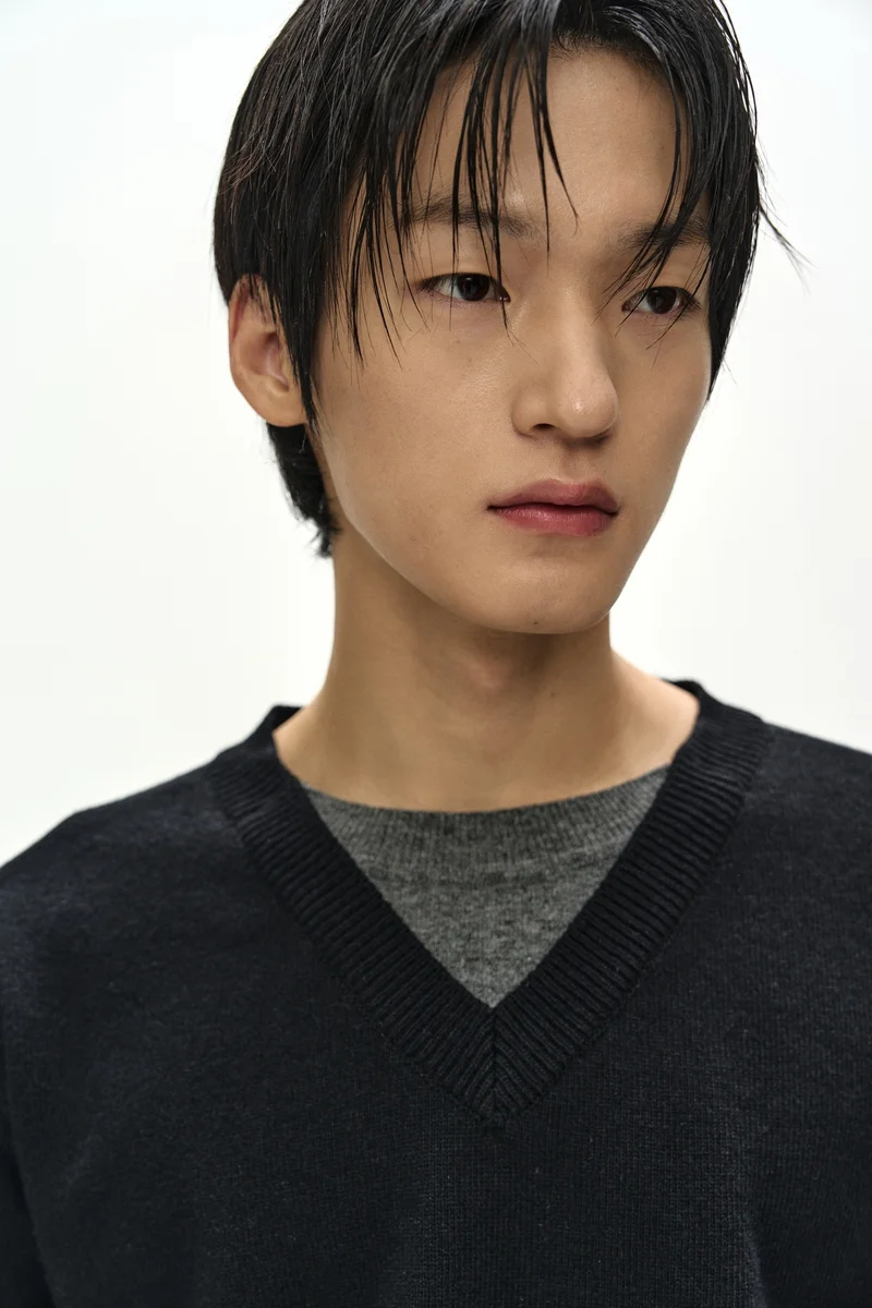UNISEX LAYERED V-NECK SWEATER 6