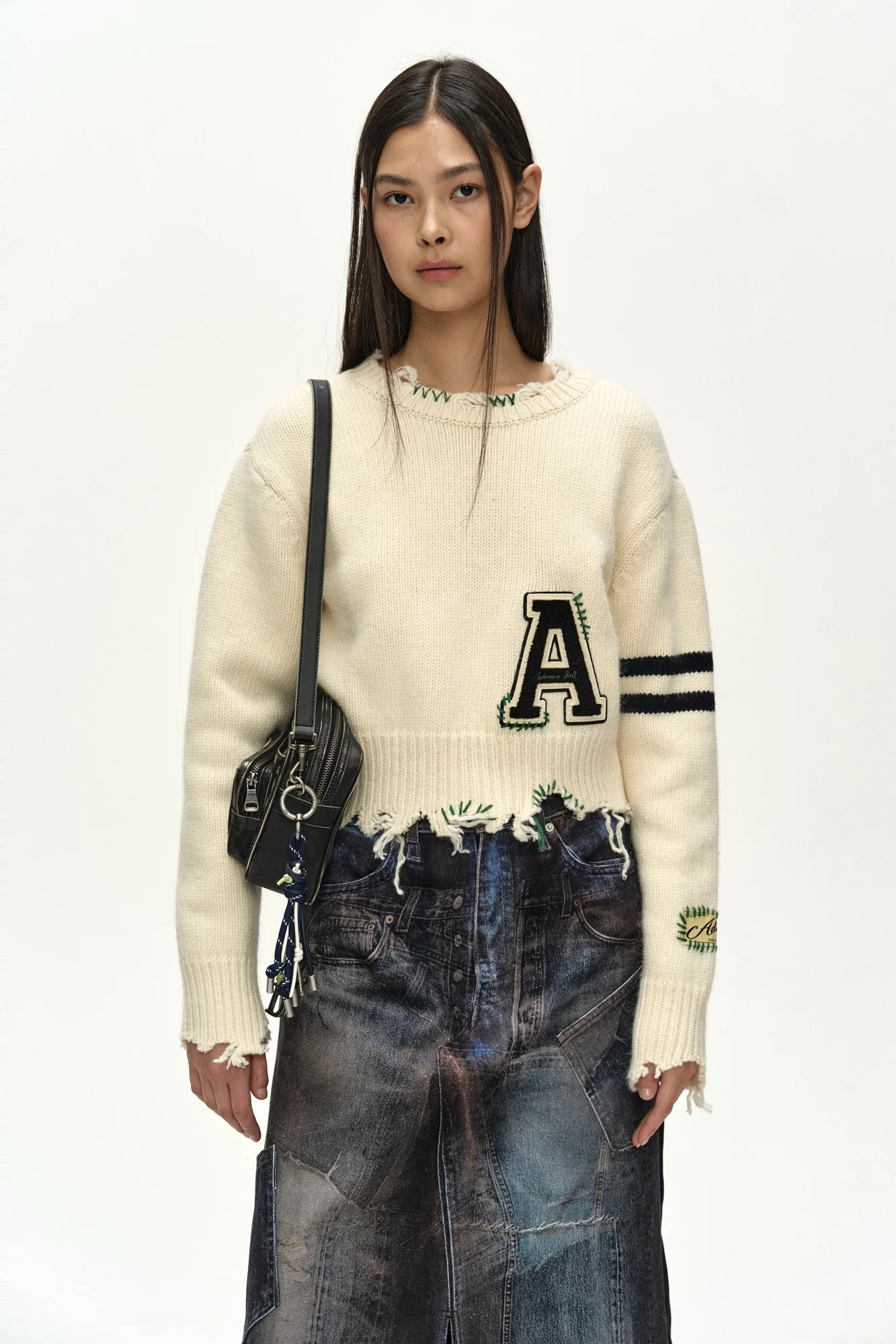 ANDERSSON BELL (ESSENTIAL) DISTRESSED VARSITY PATCH SWEATER CREAM