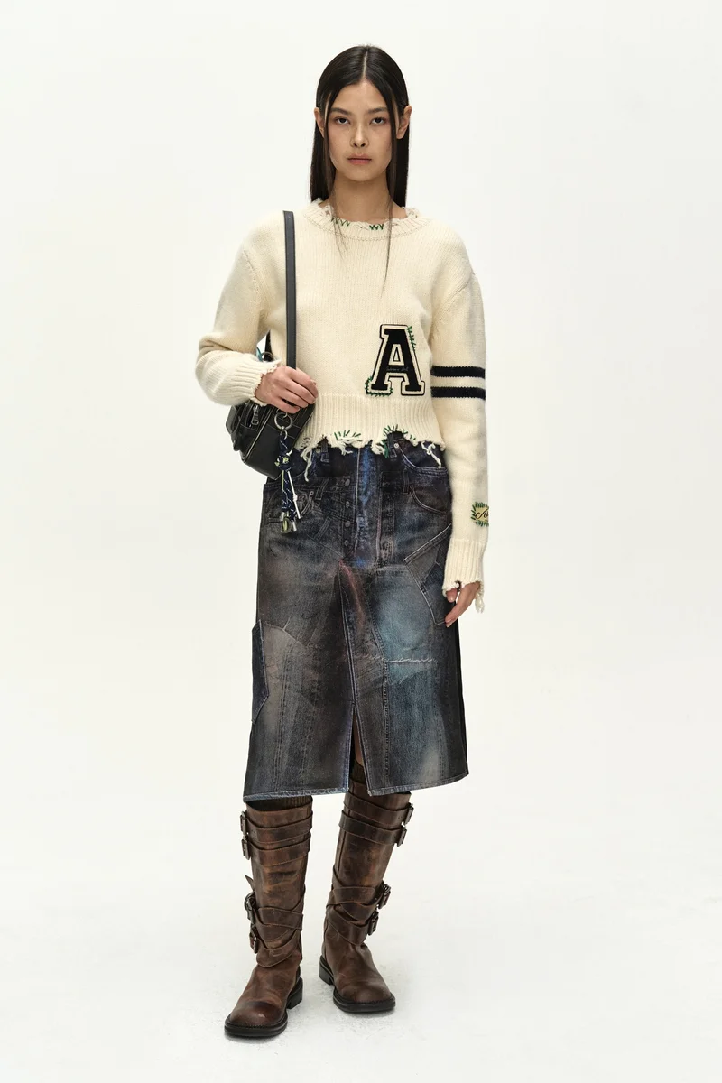(ESSENTIAL) DISTRESSED VARSITY PATCH SWEATER 2