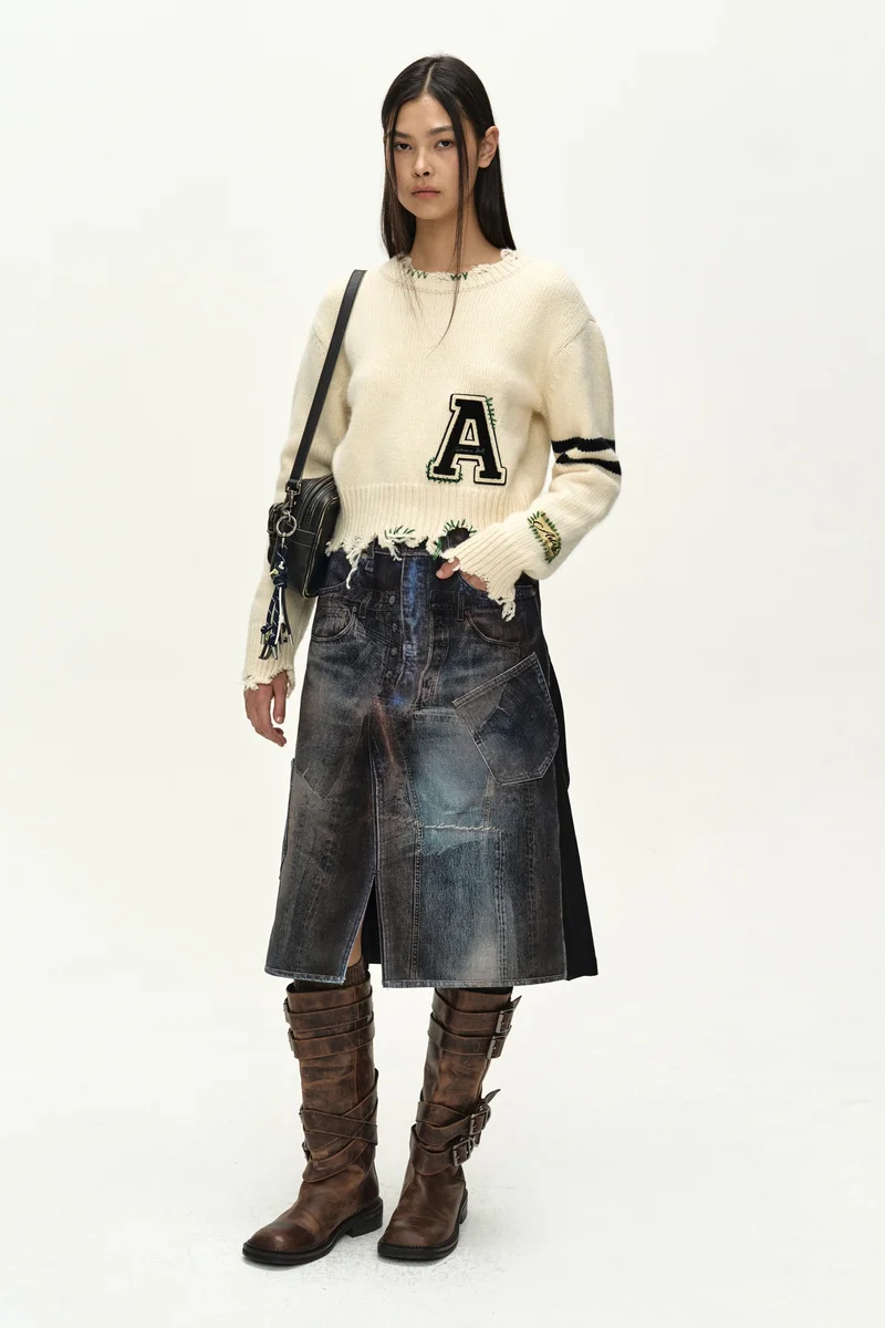 (ESSENTIAL) DISTRESSED VARSITY PATCH SWEATER 3