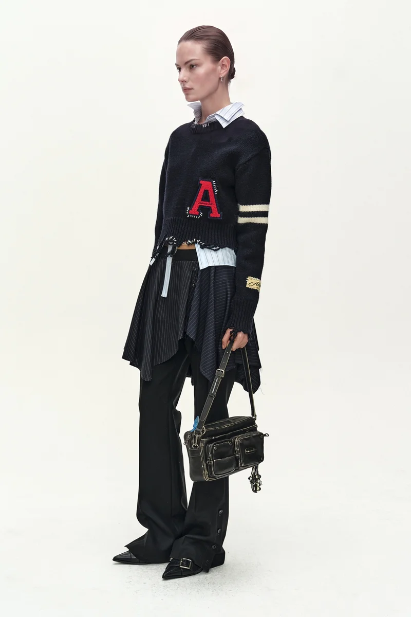 (ESSENTIAL) DISTRESSED VARSITY PATCH SWEATER 2