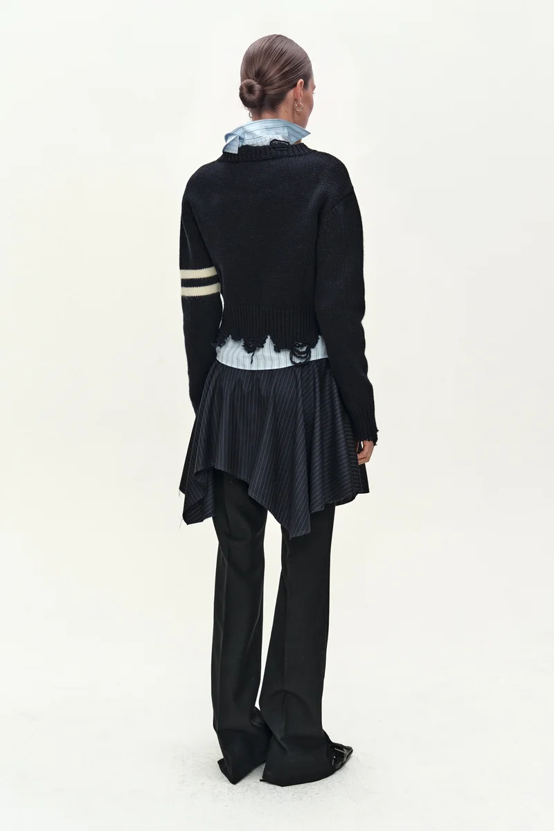 (ESSENTIAL) DISTRESSED VARSITY PATCH SWEATER 3