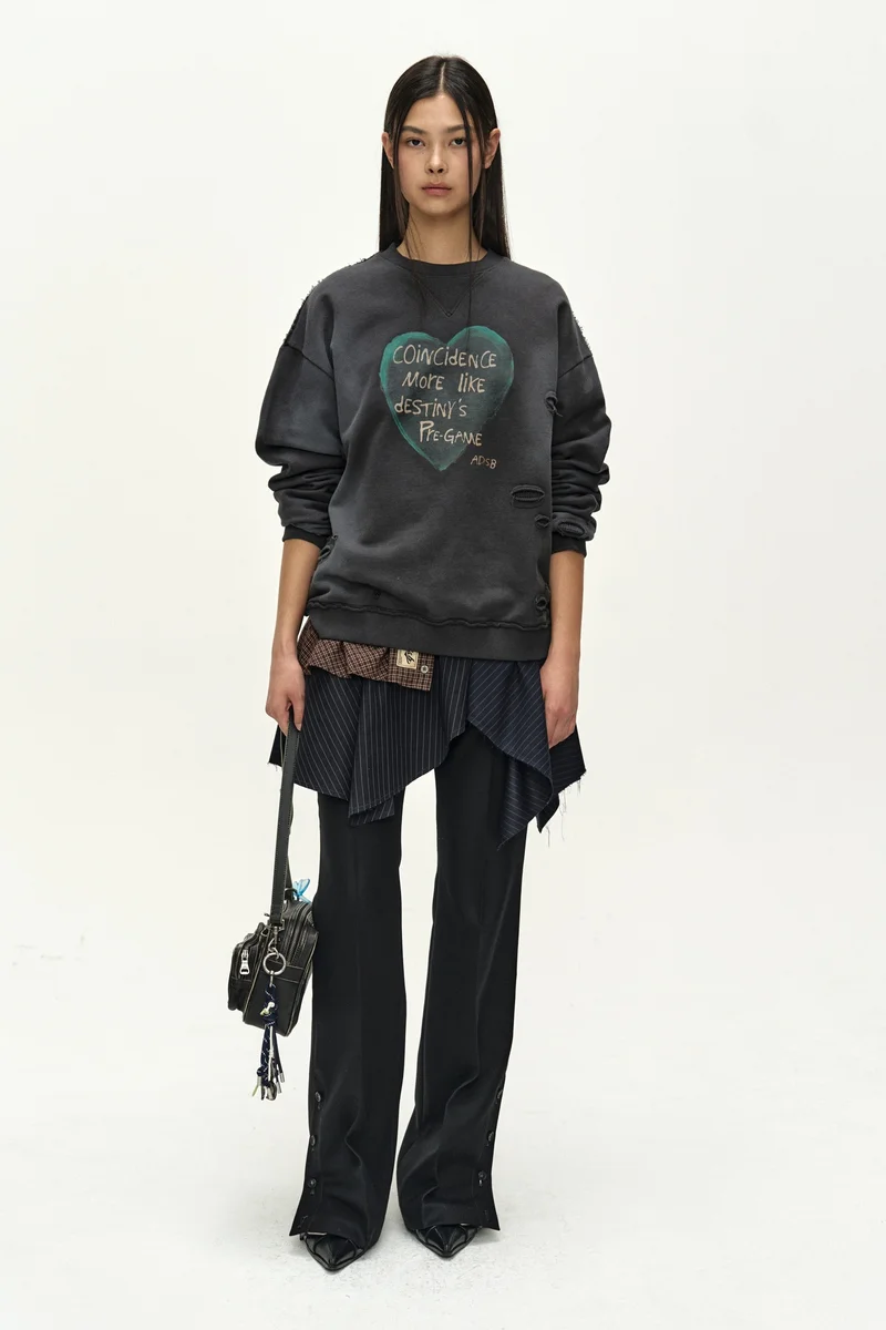(ESSENTIAL) UNISEX SPRAY WASHED HEART MESSAGE SWEATSHIRT 2