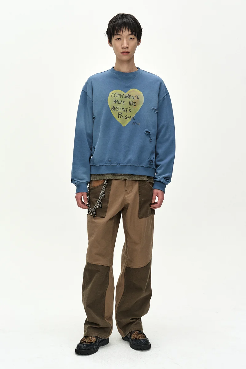 (ESSENTIAL) UNISEX SPRAY WASHED HEART MESSAGE SWEATSHIRT 1