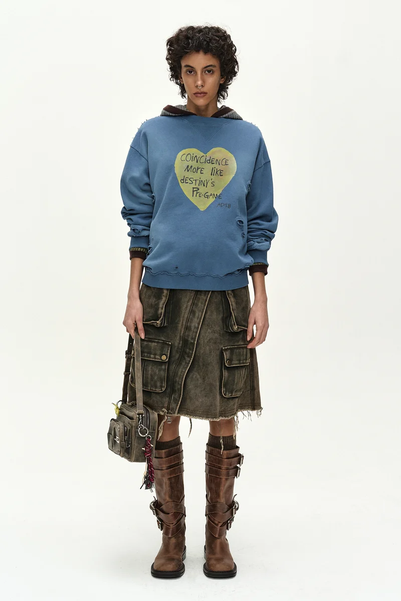 (ESSENTIAL) UNISEX SPRAY WASHED HEART MESSAGE SWEATSHIRT 2